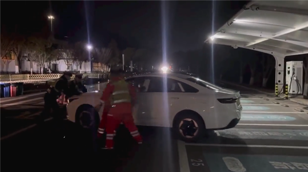 电动车第一次春运就趴窝！车主：表显400km续航 才跑100公里就没了