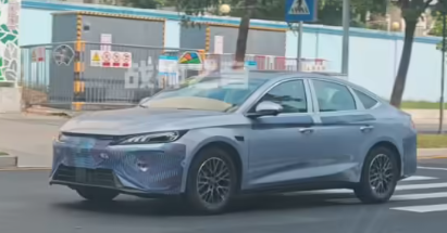 轴距加长至2.8米！比亚迪第三代秦PLUS实车曝光：预计本月下旬上市