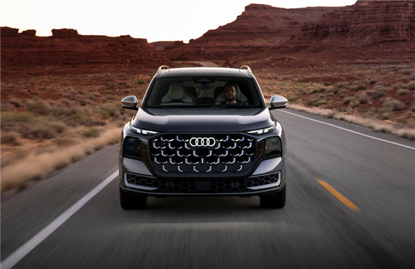 奥迪史上最大SUV！全新旗舰Q9实车国内现身：前脸或成大槽点