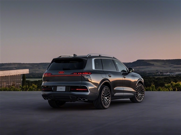 奥迪史上最大SUV！全新旗舰Q9实车国内现身：前脸或成大槽点